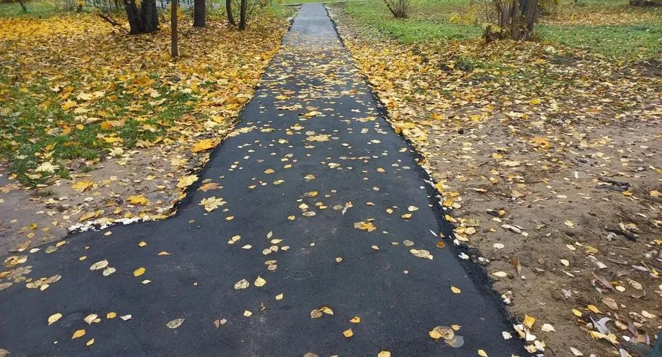 В Электростали во дворе Северного микрорайона проложили пешеходную дорожку