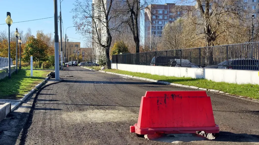 В Орехово-Зуеве ремонтируют дорогу и парковку на Мадонской улице