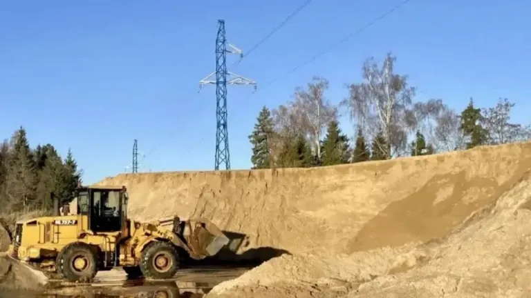 Глава Лобни проверила запасы песка и соли к зиме